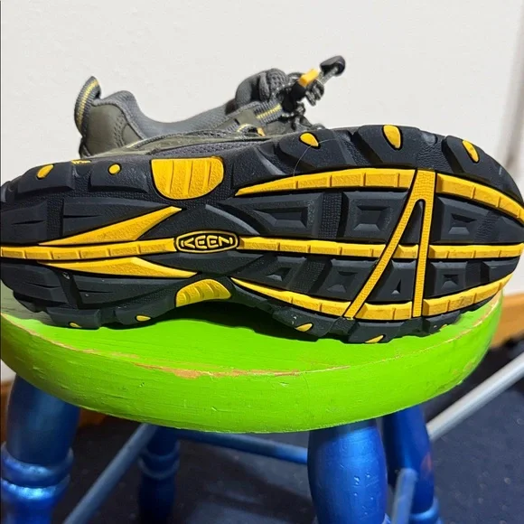 Keen Women's Athletic Shoes - Olive and Yellow‎ - Picture 2 of 4